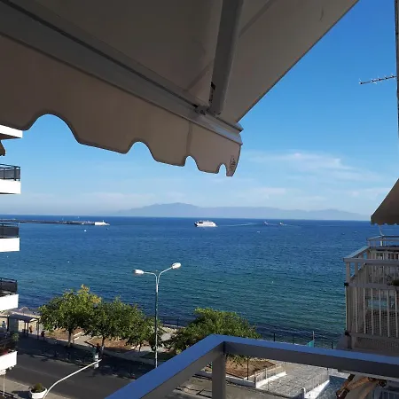 Lucy's Adorable First Line Beachfront Feriehus Kavala