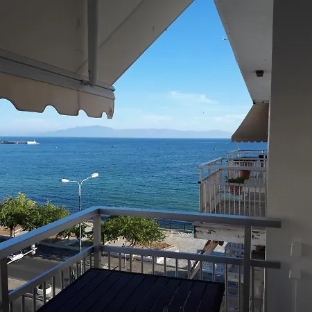 Lucy's Adorable First Line Beachfront *